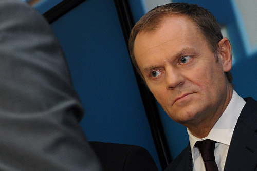 Donald Tusk zapowiedział, że Polska będzie zalecała powściągliwość w rozmowach NATO i Unii Europejskiej na temat Libii. Ministrowie obrony państw Sojuszu będą rozważali w Brukseli kwestie związane z ewakuacją uchodźców, embargiem na dostawy broni dla reżimu Kadafiego oraz ustanowieniem strefy zakazu lotów nad Libią.