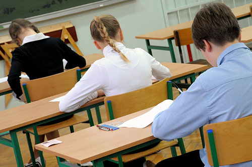 Tysiące szkół nie jest gotowych na przyjęcie najmłodszych uczniów - alarmuje Dziennik Gazeta Prawna. W niektórych placówkach nie ma nawet ciepłej wody. Na ich przebudowę brakuje czasu i pieniędzy.