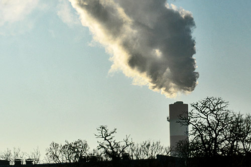 Szef rządu zapewnił, że Polska nadal będzie dyskutować na forum Unii Europejskiej o zbytnim wyśrubowaniu norm emisji CO2 dla naszej gospodarki. Donald Tusk zaznaczył, że będzie sygnalizował, iż Warszawa nie zgodzi się na podwyższenie obecnego celu ograniczenia emisji dwutlenku węgla z przyjętych już 20 procent do 2020 roku.