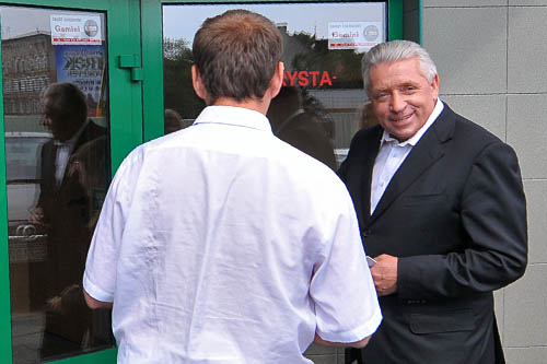 Przed Sądem Rejonowym w Koszalinie, nie doszło do rozpoczęcia zapowiadanego na dziś procesu, w którym Andrzej Lepper miał odpowiadać za składanie w prokuraturze fałszywych zeznań. Była to już trzecia próba postawienia przed sądem byłego wicepremiera za to, że w sierpniu 2007 roku podczas konfrontacji z ówczesnym ministrem sprawiedliwości, Zbigniewem Ziobrą, złożył nieprawdziwe zeznania.