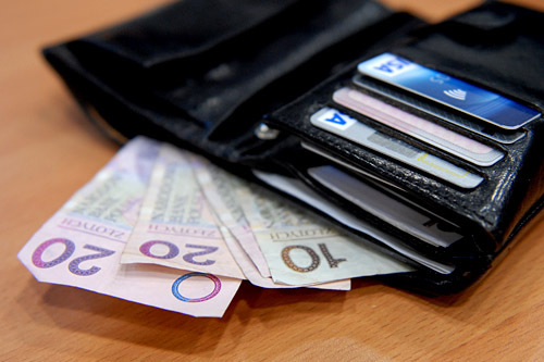 Tylko w ciągu miesiąca wydatki przeciętnej polskiej rodziny mogły wzrosnąć nawet o 220 złotych - wynika z szacunków Rzeczpospolitej. To efekt wyższych cen w sklepach spożywczych, na stacjach paliwowych i w bankach, które udzielają kredytów walutowych.