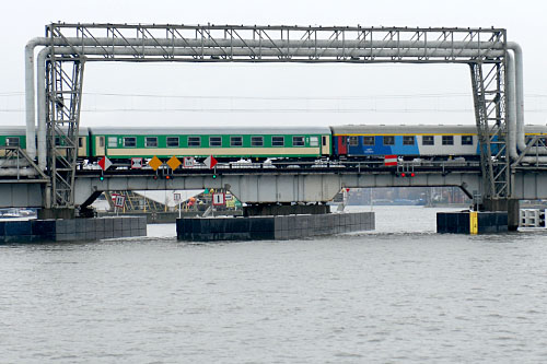 Niektóre zapisy projektu nowelizacji ustawy o transporcie kolejowym zamiast zliberalizować rynek kolejowy i zwiększyć konkurencję na nim, mogą tylko umocnić pozycję firm z grupy PKP-informuje Puls Biznesu. Projekt przygotowało Ministerstwo Infrastruktury.