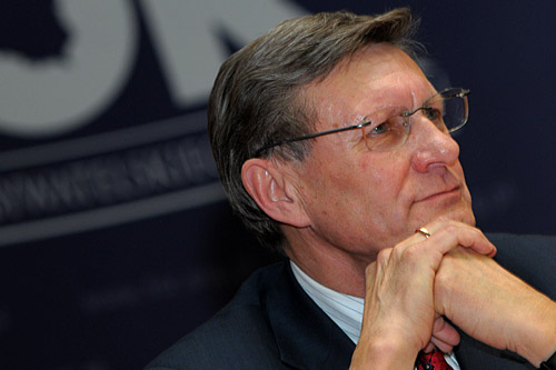 Profesor Leszek Balcerowicz skrytykował zachowanie ministra Jacka Rostowskiego podczas wczorajszej debaty telewizyjnej o OFE. Gość Sygnałów Dnia w Polskim Radiu mówił, że minister wielokrotnie mu przerywał i jego sposób rozmowy przypominał najgorsze obyczaje niektórych polityków.