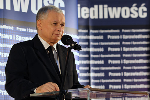 Prezes Prawa i Sprawiedliwości zarzuca rządowi Donalda Tuska, że pozostaje bierny wobec drożyzny. Jarosław Kaczyński zrobił zakupy w jednym z warszawskich sklepów osiedlowych, po czym, pokazując paragon, mówił, że za rządów Platformy Obywatelskiej podstawowe produkty zdrożały dwukrotnie. Dodawał, że władza ma święty obowiązek reagować na tego typu zjawiska dotykające bezpośrednio najsłabszych obywateli.