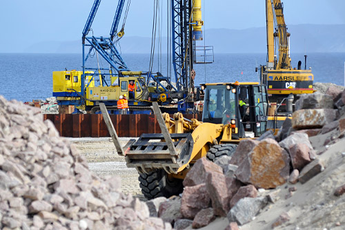 Ekspert rynku gazowego Tomasz Chmal uważa, że powstanie terminalu LNG w Świnoujściu może doprowadzić do obniżenia rachunków za gaz. Premier Donald Tusk wmurował kamień węgielny pod budowę gazoportu, który ma zapewnić nawet 13 zapotrzebowania Polski na błękitne paliwo.