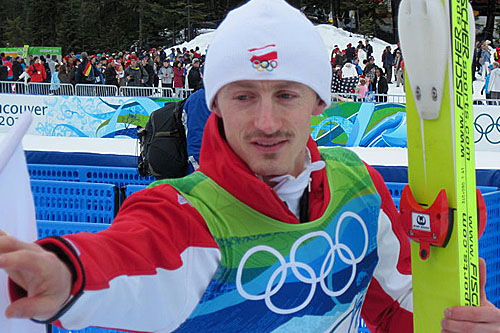 Mimo zakończenia kariery, Adam Małysz dalej może być interesujący dla reklamodawców. Doktor Jacek Wasilewski z Uniwersytetu Warszawskiego powiedział, że w świadomości Polaków - i nie tylko - Małysz nie ma negatywnych cech. Po pierwsze zakończył sportową karierę, kiedy jest jeszcze na topie. Po drugie, zawsze był uczciwy i prezentował postawę fair play, a po trzecie nigdy nie głosił niczego, co byłoby sprzeczne z katolickim systemem wartości.