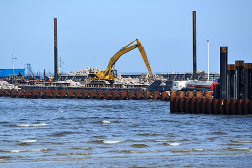 Koszty budowy i działalności terminalu LNG w Świnoujściu nie obciążą rachunków odbiorców gazu-wynika z rozmowy dziennikarza Rzeczpospolitej z ministrem skarbu Aleksandrem Gradem. Nie będzie też dodatkowej opłaty - tzw. dywersyfikacyjnej. Minister powiedział gazecie, ze nie ma planu wprowadzenia specjalnej opłaty, która zrekompensowałaby koszty budowy terminalu LNG w Świnoujściu.
