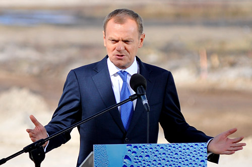 Udział Polski w Pakcie Euro Plus nie nakłada na Polskę żadnych zobowiązań finansowych. Tak zapewniał premier Donald Tusk podsumowując unijny szczyt w Brukseli. Na tym spotkaniu liderzy 27 krajów zgodzili się na wzmocnioną współpracę w strefie euro, gwarantującą większą konkurencyjność gospodarczą. Polsce nie powinno to sprawić szczególnych kłopotów - dodał premier.