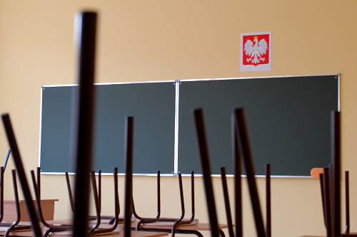Oświatowe związki zawodowe nauczycieli żądają dodatkowych podwyżek-informuje Dziennik Gazeta Prawna. Rząd chce, aby ich wynagrodzenia wzrosły tylko o planowane 7 procent.