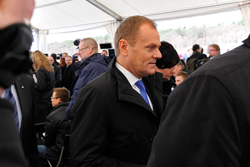 Premier Donald Tusk powiedział, że wpływ rządu na ceny benzyny jest znikomy. Premier wyjaśnił, że głównymi czynnikami cenotwórczymi są relacja gotówki do dolara oraz cena ropy na rynkach światowych.