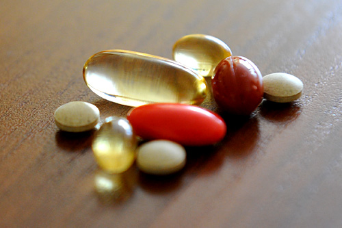 Ustawa refundacyjna, nad którą pracują posłowie zniszczy polski przemysł farmaceutyczny - ostrzegają eksperci Instytutu Badań nad Gospodarką Rynkową. Wśród zapisów przygotowywanego dokumentu są między innymi plany wprowadzenia sztywnych marż na leki, co ma zmniejszyć koszt ich refundacji.