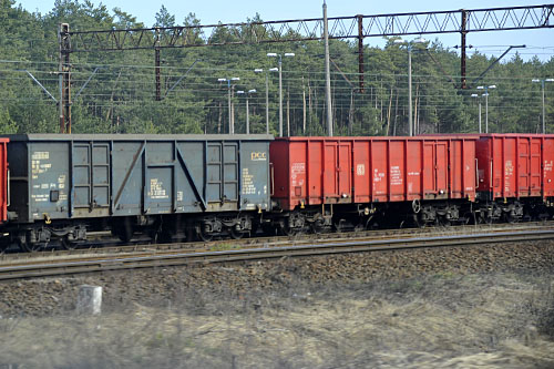 Komisja Europejska nie chce się zgodzić na polski postulat, by przenieść części pieniędzy z projektów kolejowych na drogi.