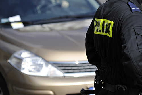 W Polsce rośnie więc liczba oszustw, kradzieży i przywłaszczeń - czytamy w Rzeczpospolitej. Ze statystyk Komendy Głównej Policji wynika, że cała przestępczość nieznacznie spada. W zeszłym roku policja wszczęła 964 tys. spraw karnych, czyli o 30 tys. mniej niż rok wcześniej. Mniej jest zabójstw, zgwałceń, rozbojów. Ale - zaznacza gazeta - przybywa przestępstw przeciwko mieniu.