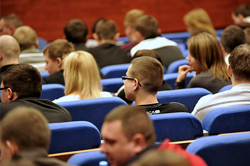 Czy po studiach warto zostać w Szczecinie Gdzie szukać ofert pracy i ile można zarobić - na te wszystkie pytania będą odpowiadać dziś prezydent Szczecina Piotr Krzystek i marszałek województwa Olgierd Geblewicz.