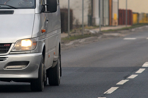 Okazjonalny przewóz osób, który tylko przypomina działalność taksówkową, za rok zniknie z naszych ulic-zapowiada Dziennik Gazeta Prawna. Bez licencji taksówkowej nie będzie można zarabiać na przewozie pasażerów.