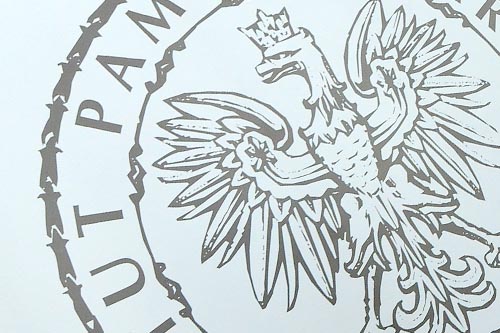 Zaświadczenia sądowe i informacje o miejscu pochówku jeńców wojennych rozstrzelanych przez NKWD wiosną 1940 roku zawierają akta, które rosyjska Prokuratura Generalna przekazała dziś Polsce. Wśród jedenastu tomów dokumentów znajdują się do niedawna ściśle tajne materiały, z których gryf tajności zdjęto w 2010 roku na wniosek prezydenta Dmitrija Miedwiediewa.