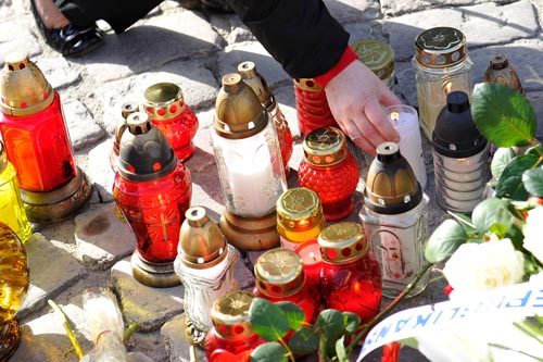 Od wczesnych godzin rannych do późnego wieczora potrwają w Szczecinie obchody pierwszej rocznicy katastrofy prezydenckiego samolotu, który rankiem 10 kwietnia rozbił się podchodząc do lądowania na lotnisku w Smoleńsku.
