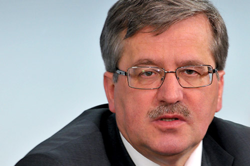 Prezydent Bronisław Komorowski nie złoży jutro wieńców przed nową tablicą, umieszczoną w miejscu katastrofy polskiego samolotu pod Smoleńskiem - dowiedziała się nieoficjalne Informacyjna Agencja Radiowa od organizatorów uroczystości.
