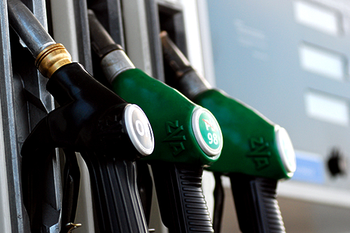 Komisja Europejska proponuje zmiany w przepisach dotyczących opodatkowania produktów energetycznych i chce nałożyć podatek węglowy na paliwa. Bruksela tłumaczy, że chce promować efektywność energetyczną i produkty bardziej przyjazne środowisku. Niektóre kraje członkowskie już obawiają się podwyżek cen głównie oleju napędowego, który obecnie jest tańszy niż benzyna.