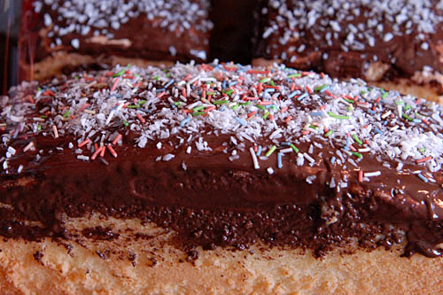 Czekolada przeterminowana o 200 dni, spleśniałe bakalie, czy ciasto ze sklepu z zakalcem - to tylko niektóre produkty spożywcze, jakie mogą zepsuć atmosferę przy świątecznym stole. Z myślą o osobach robiących wielkanocne zakupy Urząd Ochrony Konkurencji i Konsumentów przypomina o konieczności zwracania uwagi na jakość kupowanych towarów.