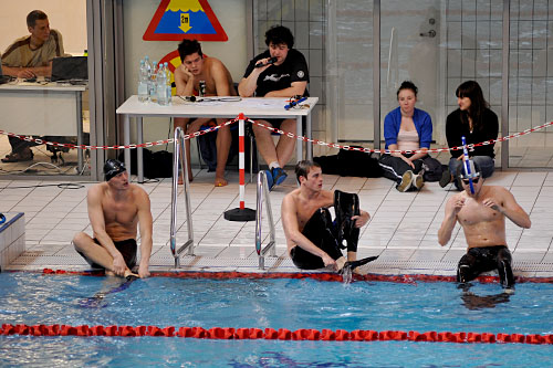 Na basenie olimpijskim w Szczecinie dziś można pływać tylko w płetwach.