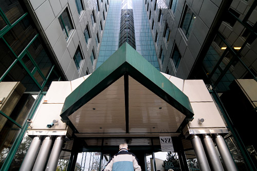 Jeszcze nigdy nie przechodziliśmy na emerytury w tak późnym wieku jak w ubiegłym roku - wynika z danych ZUS, do których dotarł Dziennik Gazeta Prawna. Gazeta zauważa, że jest to głównie efekt decyzji rządu o wygaszeniu od stycznia 2009 roku powszechnych przywilejów emerytalnych.