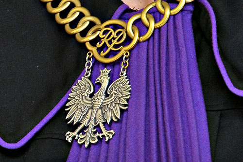 Dziennik Gazeta Prawna pisze, że być może już niedługo za kilkanaście złotych miesięcznie będzie można wykupić polisę, która w razie problemów prawnych, pokryje koszty sądowe i poradę mecenasa.