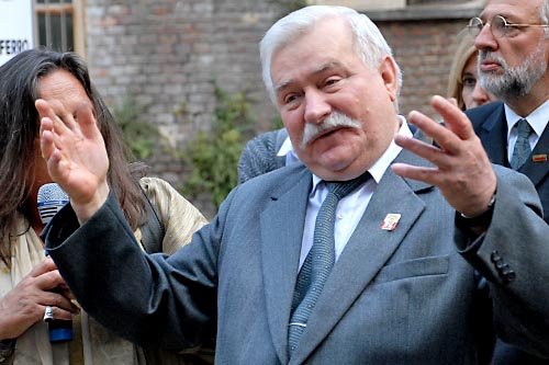 Były prezydent Lech Wałęsa oficjalnie wycofał się z Rady Europejskiego Centrum Solidarności - poinformował jego przedstawiciel w ECS poseł Platformy Obywatelskiej Jerzy Borowczak.