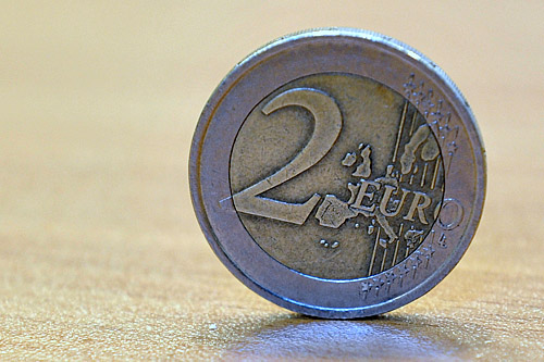 Kto wybiera się na wakacje za granicę, może skorzystać z umocnienia złotego i już teraz kupić część potrzebnych euro. Wczorajsza zapowiedź ministra finansów i prezesa NBP dotycząca walki z inflacją oraz wymiany części posiadanych przez rząd euro na na złote spowodowały umocnienie polskiej waluty.