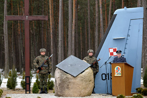 Poznańska Prokuratura Wojskowa po trzech latach zakończyła śledztwo dotyczące katastrofy samolotu CASA pod Mirosławcem. W wypadku zginęło 20 polskich lotników.