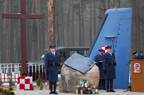 Samolot CASA C-295, który w 2008 roku rozbił się pod Mirosławcem, był sprawny, warunki pogodowe były wystarczające, a zawinił czynnik ludzki - ustaliła prokuratura wojskowa.