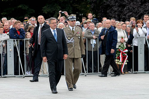 Prezydent Bronisław Komorowski powiedział, że Polacy powinni być dumni nie tylko z Konstytucji 3 Maja, ale także z osiągnięć suwerennej i współczesnej Polski. W 220. rocznicę uchwalenia Konstytucji 3 Maja na Placu Zamkowym w Warszawie, uroczyście podniesiono flagę na maszt Wieży Zegarowej Zamku Królewskiego.