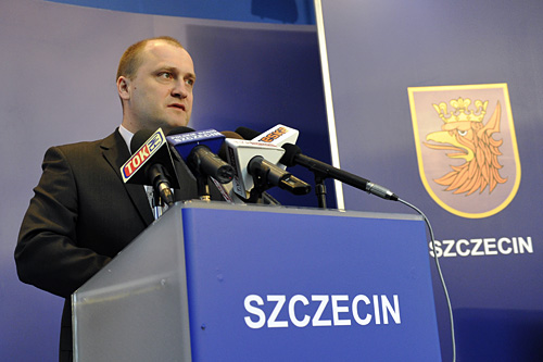 Najbogatsi samorządowcy to jednocześnie prezydenci największych miast - wynika z analizy najnowszych oświadczeń majątkowych, przeprowadzonej przez Rzeczpospolitą. Osobisty majątek powyżej miliona złotych zgromadzili prezydenci Warszawy, Gdańska, Krakowa, Wrocławia, Olsztyna, Poznania, Szczecina, Rzeszowa i Gorzowa Wielkopolskiego.
