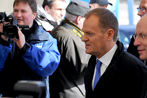 Premier zwróci się do prokuratury o energiczne działania w związku z wydarzeniami przed siedzibą KGHM w Lubinie. Dziś ponad tysiąc górników domagało się podwyżek, taranując wejście do budynku. Rannych zostało 6 ochroniarzy, którzy próbowali bronić wejścia. Jeden z nich ma poważnie złamaną rękę.