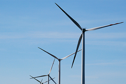 Zapowiada się rekordowy rok na rynku inwestycji w elektrownie wiatrowe - pisze Rzeczpospolita. W kraju budowane są farmy o łącznej mocy ponad 500 megawatów - wynika z szacunków Polskiego Stowarzyszenia Energetyki Wiatrowej. Dla porównania - czytamy w gazecie - bloki w elektrowniach węglowych mają około 800-1000 megawatów.