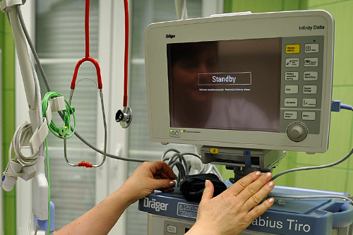 Tylko 58 procent Polek regularnie wykonuje badanie cytologiczne - pisze Rzeczpospolita powołując się na wyniki sondażu przeprowadzonego na zlecenie firmy Siemens. Zgodnie z nimi 14 procent badanych nigdy nie zrobiło cytologii. 27 procent zdarzało się robić takie badania, ale nie pilnują, żeby je powtarzać. Gazeta podkreśla, że regularnie robiona cytologia to prosty sposób na zdiagnozowanie raka szyjki macicy. W Polsce na ten nowotwór umiera rocznie 1700 kobiet.