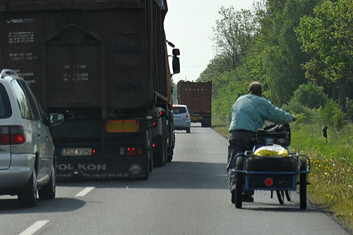 Instytut Spraw Obywatelskich apeluje, by większość drogowych transportów tranzytowych przenieść na pociągi towarowe. W tym celu prowadzona jest kampania TIR-y na tory.