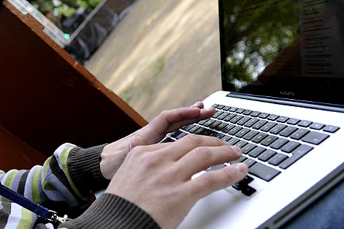 Najrzadziej z internetu korzystają osoby starsze i gorzej wykształcone. Internetu nie wykorzystuje też prawie połowa mieszkańców wsi.