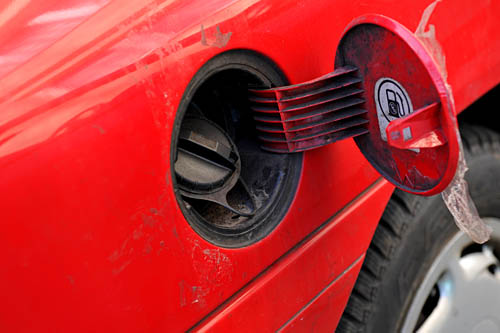 Polacy znaleźli sposób na drogie paliwo - pisze tygodnik Polityka. Tym sposobem jest przemyt benzyny czy oleju napędowego zza wschodniej granicy. Według tygodnika na przejściach granicznych z Federacją Rosyjską, Białorusią i Ukrainą pojawiają się coraz dłuższe kolejki samochodów, które zatankowane do pełna przewożą tanie paliwo.