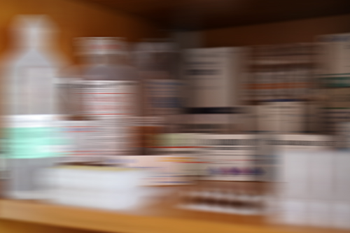 Dzięki zamiennikom, promocjom i internetowi można zaoszczędzić 20 - 30 procent wydatków na leki - pisze Dziennik Gazeta Prawna. Część wydatków na leki można też odzyskać, wykupując polisę zdrowotną.