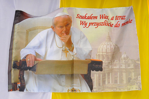 Nowy pomnik Jana Pawła II, który stanął przed rzymskim dworcem Termini, nie spodobał się w Watykanie. Dziennik L039Osservatore Romano pisze wprost, że jego autor nie stanął na wysokości zadania.