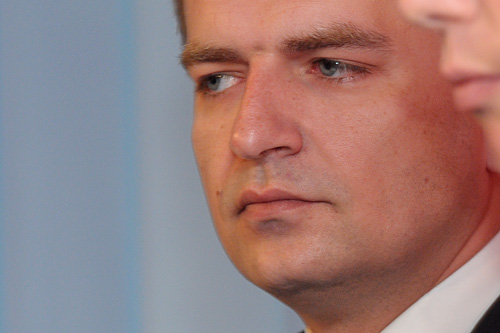 Sekretarz stanu w Kancelarii Premiera Bartosz Arłukowicz zapowiedział na antenie Programu Trzeciego Polskiego Radia, że będzie przekonywać polityków PO do rozpoczęcia poważnych prac nad ustawą o związkach partnerskich. We wtorek klub SLD złożył w Sejmie projekt ustawy o związkach partnerskich. Wiceszefowa Sojuszu Katarzyna Piekarska tłumaczyła, jest to propozycja dla par hetero- i homoseksualnych, i dotyczy regulacji spraw podatkowo-spadkowo-cywilno-administracyjnych.