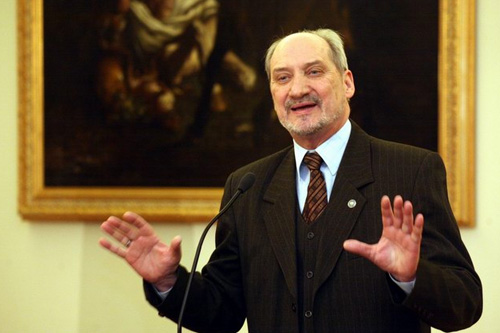 Platforma Obywatelska domaga się od Antoniego Macierewicza zwrotu 46 uposażeń poselskich. Według posłów tej partii, takie są konsekwencje opublikowania raportu o likwidacji WSI przez Służbę Kontrwywiadu Wojskowego, kierowaną przez tego polityka.