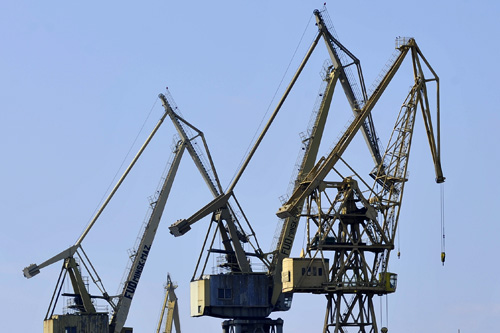 W Stoczni Marynarki Wojennej w Gdyni zaczęły się zwolnienia - poinformował dziś o tym w Radiu Gdańsk szef regionu gdańskiego Solidarności Krzysztof Dośla. Zakład od kwietnia znajduje się w stanie upadłości likwidacyjnej. Jeszcze w tym miesiącu wypowiedzenia ma dostać 320-u pracowników. Docelowo pracę może stracić nawet połowa z tysiąc osobowej załogi.