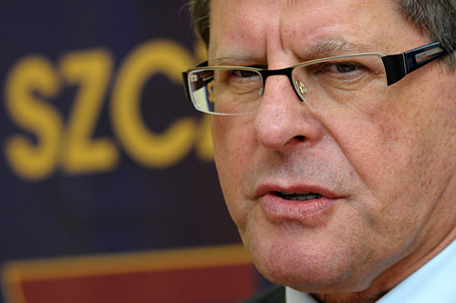 Minister sportu Adam Giersz przyznał, że wykonawca stadionu w Gdańsku prawdopodobnie nie przedstawi dziś dokumentów, umożliwiających otwarcie obiektu.