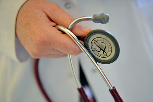 Po raz pierwszy od pięciu lat zmniejszyły się prywatne wydatki Polaków na zdrowie - wynika z wyliczeń Dziennika Gazety Prawnej na podstawie danych GUS obrazujących sytuację budżetów gospodarstw domowych.