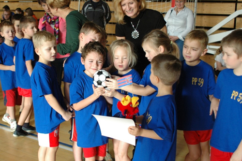 Dzieci z 20 szczecińskich przedszkoli wezmą dziś udział w finałowym turnieju zawodów sportowych Śmiech i zabawa to Fajna sprawa.