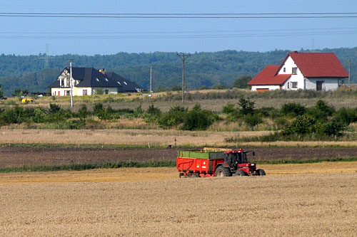 Dziennik Gazeta Prawna pisze, że rząd zaniechał prac nad prawnym uregulowaniem ubezpieczeń dla rolników. W efekcie ponad półtora miliona osób należących do KRUS może być zmuszonych do płacenia za leczenie w przychodniach i szpitalach z własnej kieszeni.