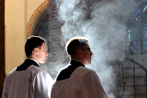 Dziś przypada uroczystość Zesłania Ducha Świętego, popularnie nazywana Zielonymi Świątkami. Jest obchodzona na pamiątkę wydarzenia w Wieczerniku, gdy na zebranych tam apostołów i Maryję zstąpił Duch Święty w postaci języków ognia.