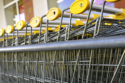 Jutro w Boże Ciało wszystkie sklepy wielkopowierzchniowe takie jak super czy hipermarkety powinny być zamknięte. Otwarte będą jedynie niektóre osiedlowe sklepiki ale tylko wówczas, gdy za ladą stanie właściciel sklepu lub osoba zatrudniona na umowę zlecenie czy umowę o dzieło.